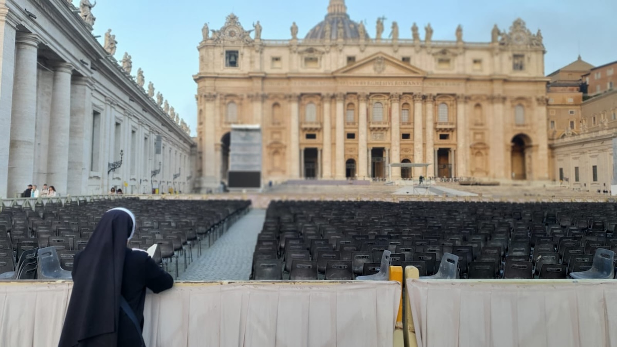 Uma religiosa na Praça de São Pedro: as mulheres têm entrado lentamente nas estruturas de decisão da Igreja Católica. Foto © Clara Raimundo/7MARGENS