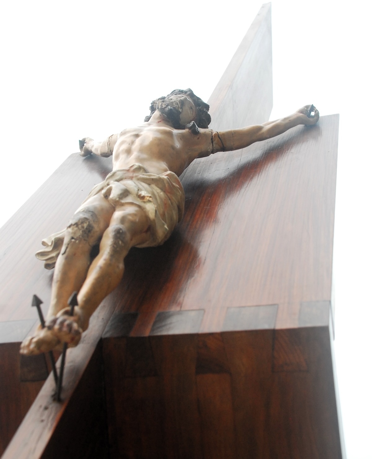 José Nobre, Crucifixo desenhado em 1983 para a Serra do Pilar: uma “estrutura de madeira, de que a figura de Cristo procura erguer-se, convidando-nos a fixar, no Seu, o nosso olhar.” Foto: Direitos reservados