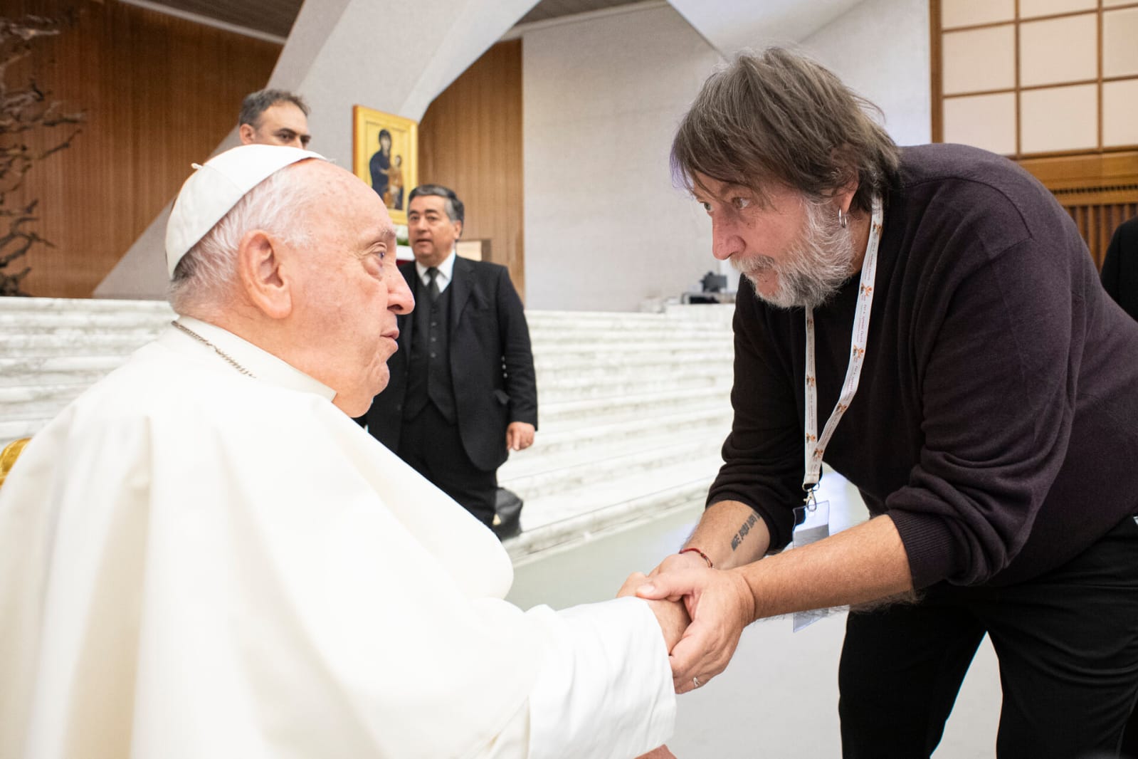 Luca Casarini cumprimenta o Papa na aula Paulo VI, durante a segunda sessão da assembleia do Sínodo, outubro 2024. Foto DR