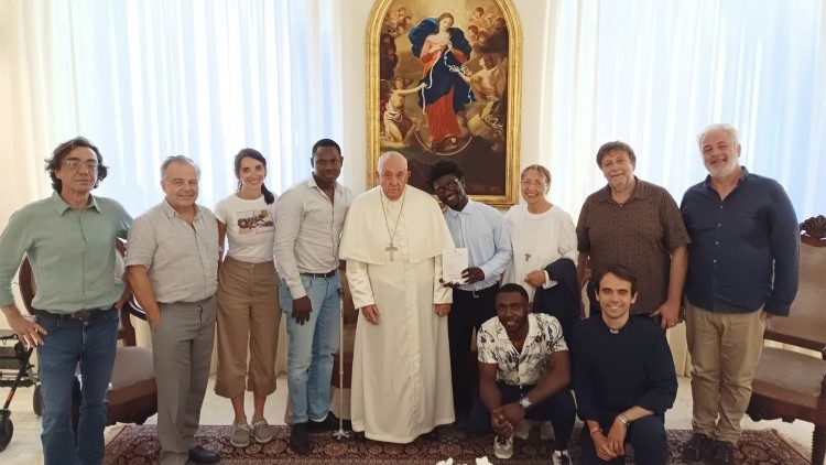 Luca Casarini em encontro de migrantes com o Papa. Foto Vatican Media