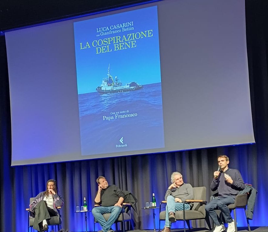 Luca Casarini na apresentação do seu livro em Milão, novembro 2024. Foto DR