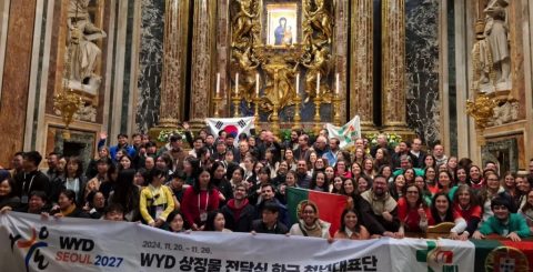 Duas centenas de pessoas integraram as delegações de Portugal e da Coreia do Sul, que participaram na cerimónia de entrega dos símbolos da JMJ. Foto © Tony Neves.