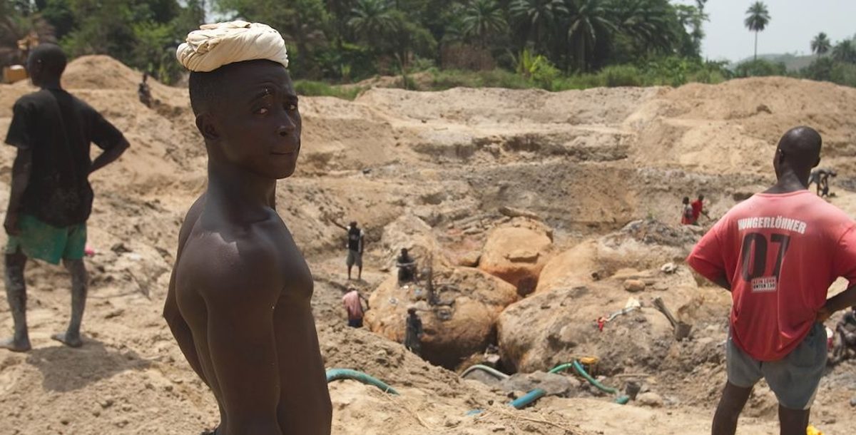 Unicef conflitos Jovens trabalham numa mina de diamantes perto de Koidu, na Serra Leoa. Foto © Unicef/Olivier Asselin