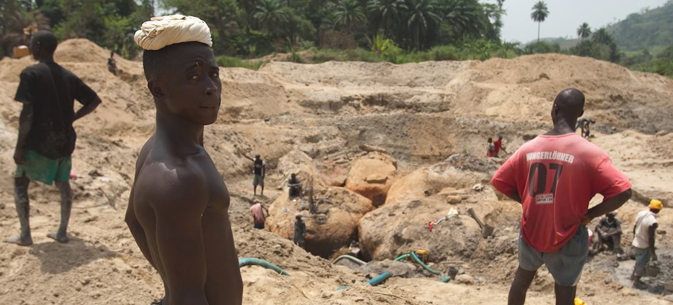 Jovens trabalham numa mina de diamantes perto de Koidu, na Serra Leoa. Foto © Unicef/Olivier Asselin