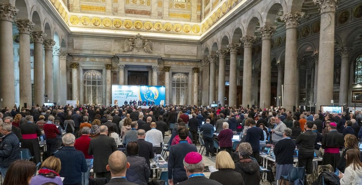 Mais de mil participantes de todas as dioceses italianas participaram na primeira assembleia, realizada na basílica romana de S. Paulo Fora-de-Muros, em Roma. Foto retirada do site do Caminho Sinodal italiano.