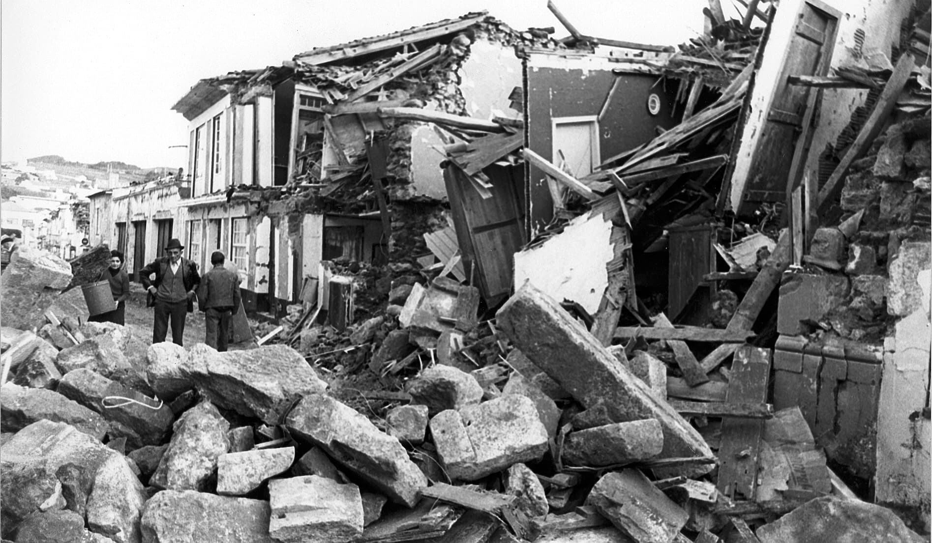 Sismo atingiu as ilhas da Terceira e São Jorge em 1980. A Igreja, pela Cáritas, ajudou a financiar a construção de casas nos Açores depois do sismo. Foto © Centro Europeu de Riscos Urbanos.