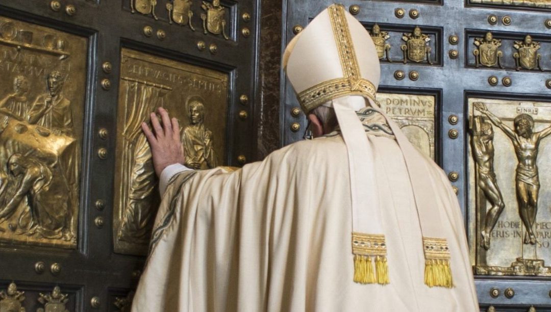 Papa abre Jubileu 2025 com gestos de hospitalidade