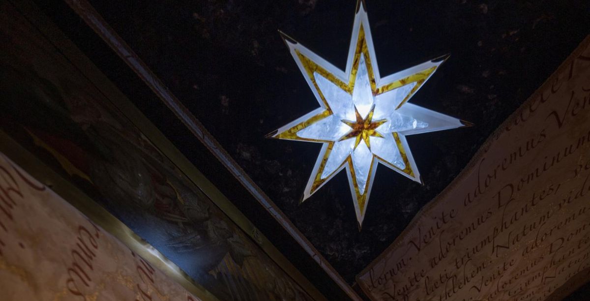 Belém, Palestina Uma estrela brilha sobre velas acesas na gruta sob a Basílica da Natividade em Belém, onde se acredita que Jesus terá nascido. Foto Albin HillertCMI