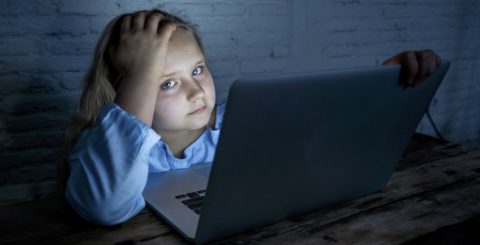 Aliciamento sexual de crianças cresce 300% na internet, mas Portugal sabe pouco sobre o tema Criança, computador, abusos