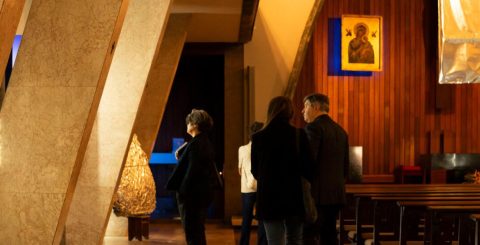 Arte, ciência, filosofia e teologia juntam-se numa igreja do Porto Exposição Do Industrial ao Orgânico, da artista plástica Inês Amorim, na igreja dos redentoristas no Porto