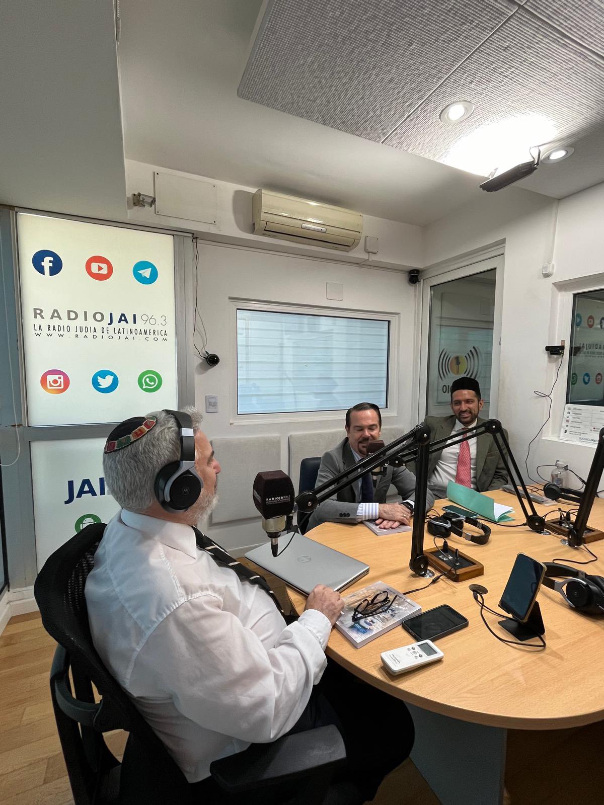 Imam Marwan Gill durante programa na radio RAI entrevistadndo embaixador Romain Nadal, novembro 2024. Foto reproduzida a partir do X @GillMarwan