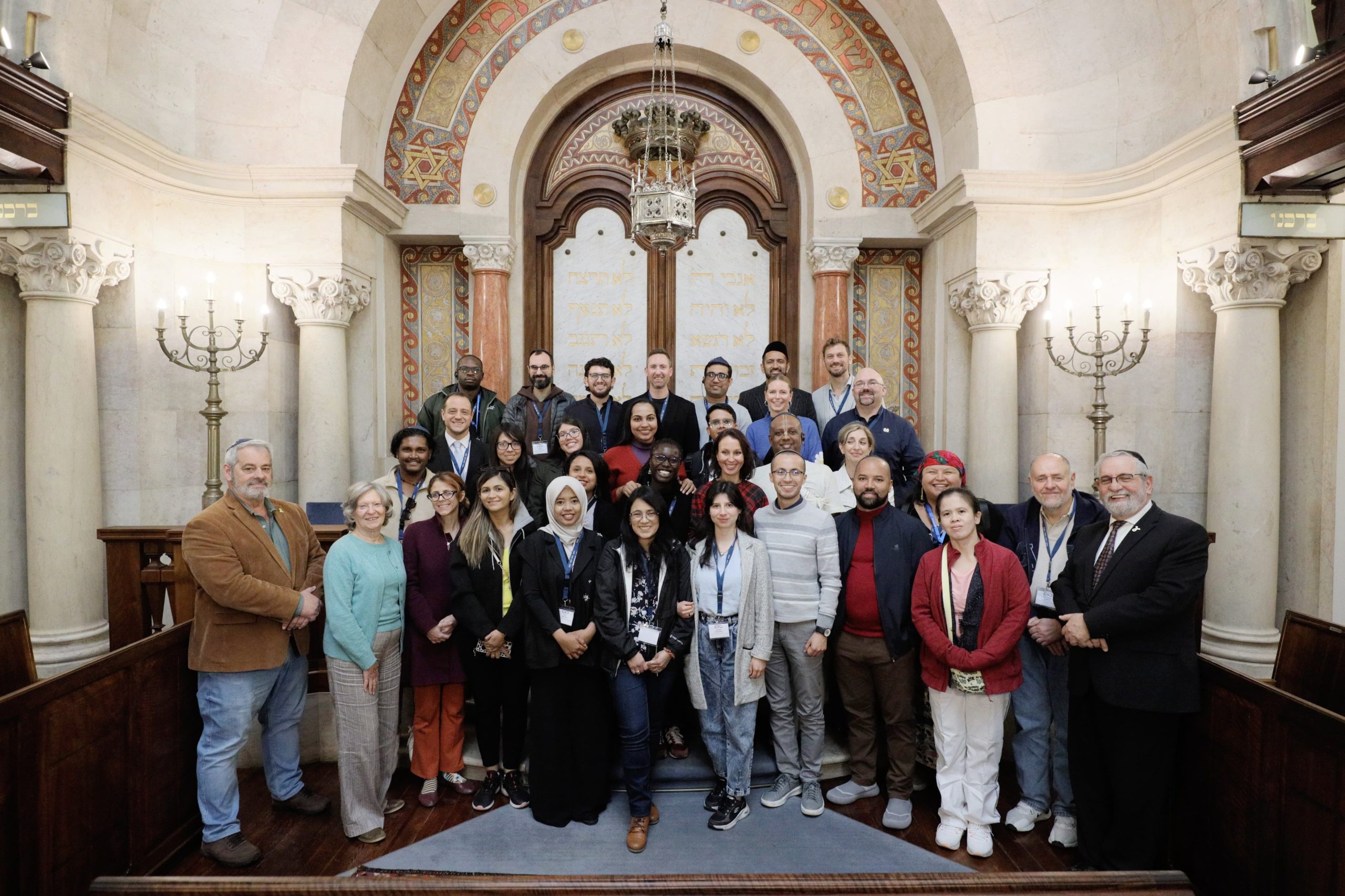 Imam Marwan Gill na sua visita a Portugal com grupo do KAICIID na Sinagoga de Lisboa, dezembro 2024. Foto reproduzida a partir do X @GillMarwan