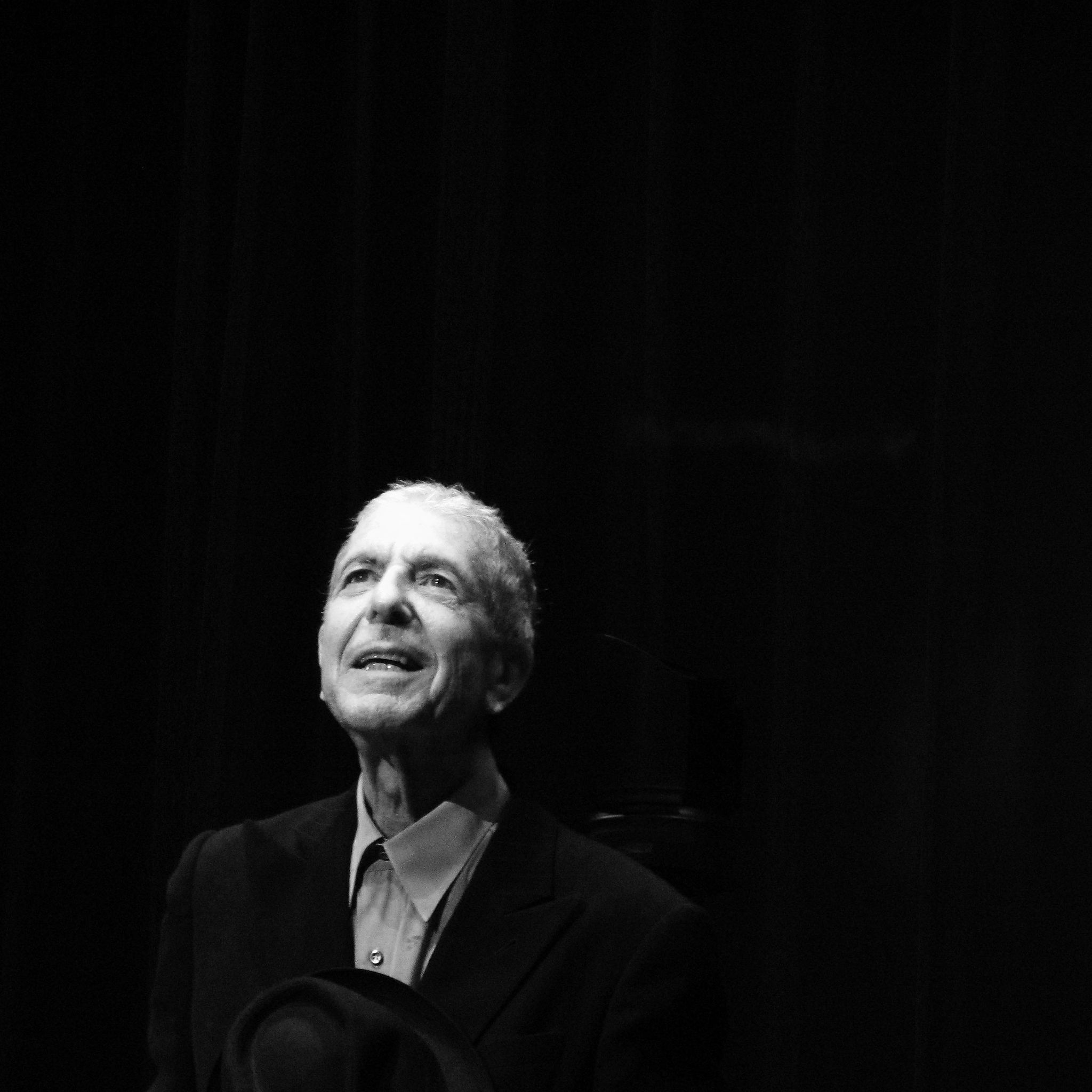Leonard Cohen (2008). Foto © Rama, CC BY-SA 2.0 FR <https://creativecommons.org/licenses/by-sa/2.0/fr/deed.en>, via Wikimedia Commons
