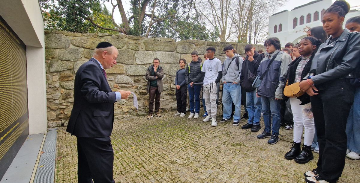 Michael Rothwell, diretor do Museu Judaico do Porto, com estudantes durante uma visita a 5 dezembro 2024. Foto Museu Judaico do Porto