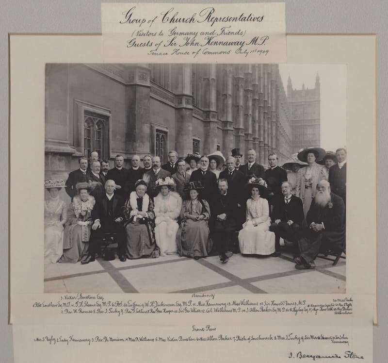Group of Church Representatives (Visitors to Germany and Friends)’by Benjamin Stone platinum print, 1 July 1909 6 1/8 in. x 8 in. (155 mm x 202 mm) image size Given by House of Commons Library, 1974. Foto © National Portrait Gallery, London. (NPG x135588 — CC BY-NC-ND 3.0) https://creativecommons.org/licenses/by-nc-nd/3.0/