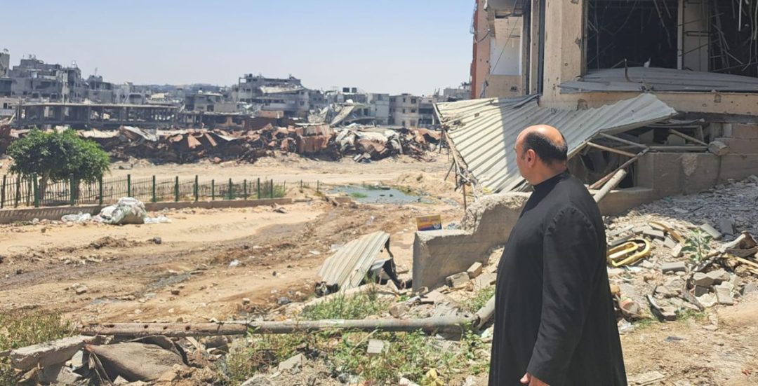Padre Gabriel Romanelli, paroco de Gaza, observa a destruição. Foto DR