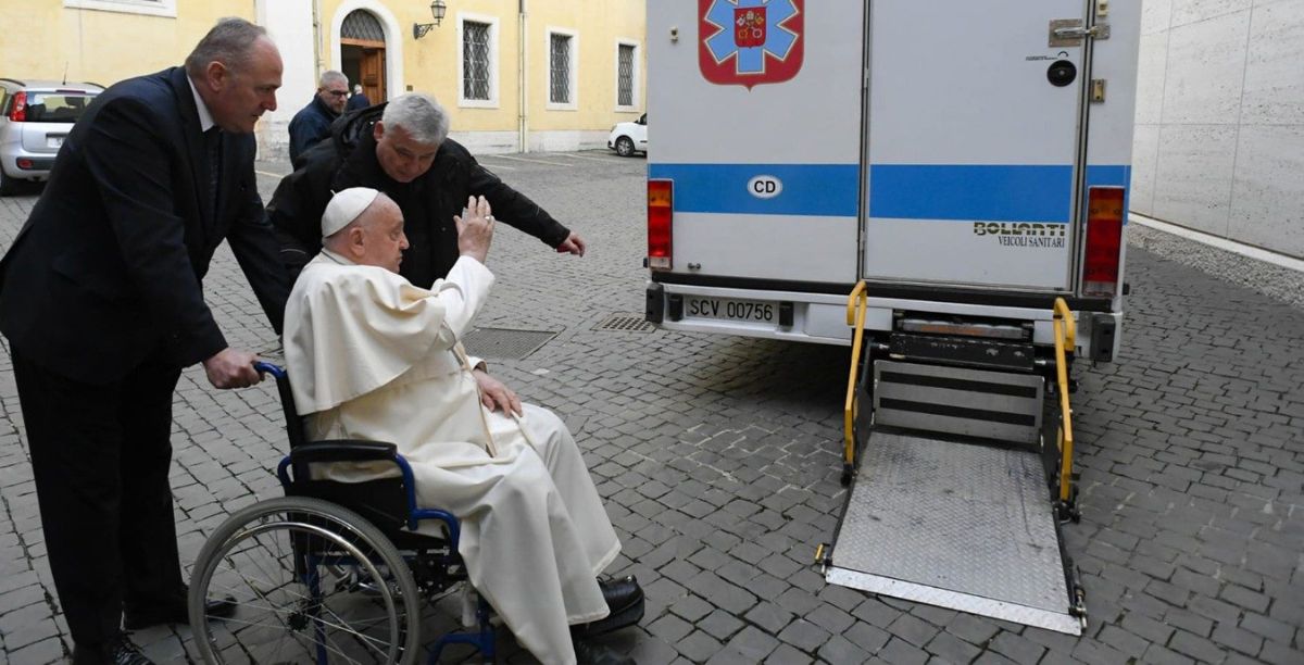 Papa Francisco abençoou a caravana médica, que irá para a Ucrânia, na companhia do cardeal Konrad Krajewski. Foto Dicastério para o Serviço da Caridade