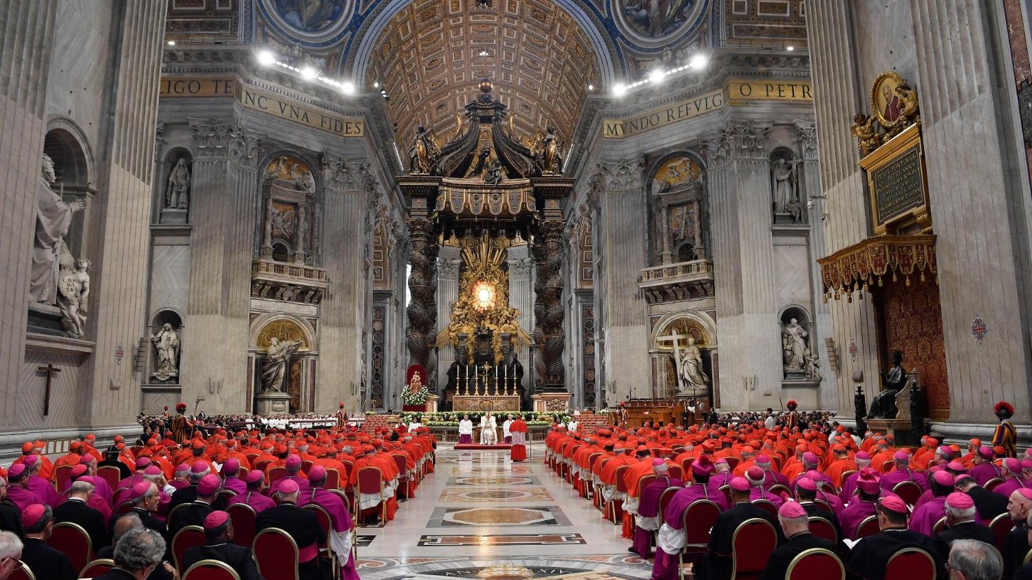 Papa entregou anel e barrete cardinalício a 21 novos cardeais, no consistório deste fim de semana. Foto © Vatican Media via Agência Ecclesia.