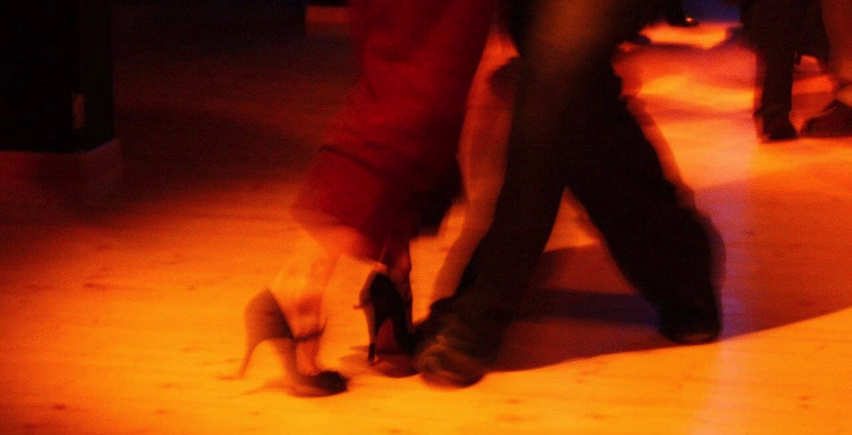Tango_blurred O tango é um estilo icónico de dança e música que exalta a intimidade pessoal, e surgiu na região do Rio da Prata, na Argentina e no Uruguai, durante o século XIX. O tango nasceu em bairros pobres de imigrantes, com ritmos híbridos inspirados no “candombe” afro-uruguaio, na “habanera” cubana e na música “milonga” dos fazendeiros. Foto © Gianluca Miscione, CC BY-SA 4.0 , via Wikimedia Commons.