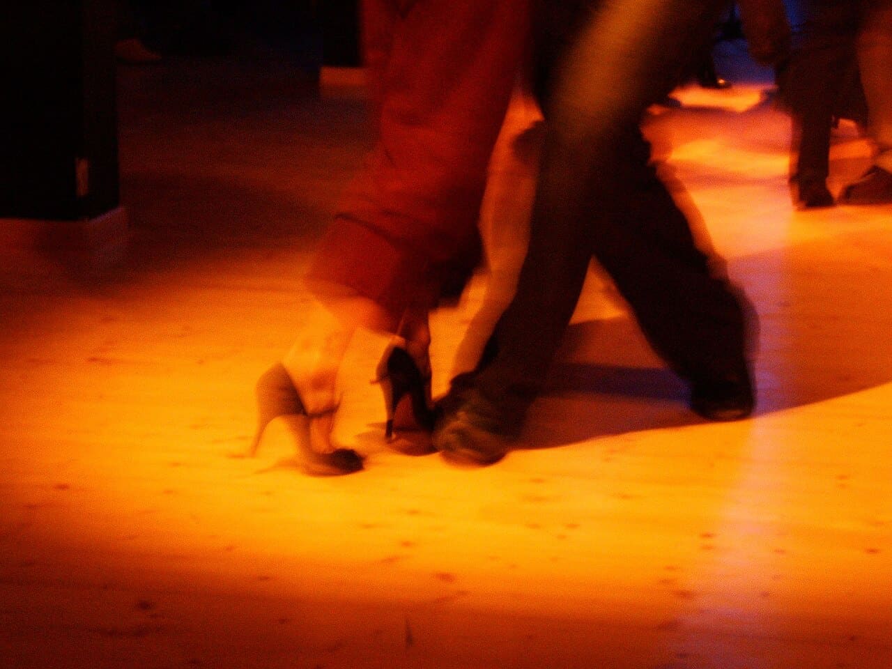 O tango é um estilo icónico de dança e música que exalta a intimidade pessoal, e surgiu na região do Rio da Prata, na Argentina e no Uruguai, durante o século XIX. O tango nasceu em bairros pobres de imigrantes, com ritmos híbridos inspirados no “candombe” afro-uruguaio, na “habanera” cubana e na música “milonga” dos fazendeiros. Foto © Gianluca Miscione, CC BY-SA 4.0 <https://creativecommons.org/licenses/by-sa/4.0>, via Wikimedia Commons.
