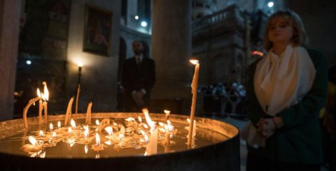 “Como cristãos, somos chamados a condenar a guerra e a violência e trabalhar pela paz” Uma mulher faz uma pausa em um conjunto de velas de oração dentro da Igreja do Santo Sepulcro, Jerusalém, Terra Santa: Essas velas são deformadas e imperfeitas, mas ainda transmitem luz e esperança. Foto: Albin Hillert/CMI