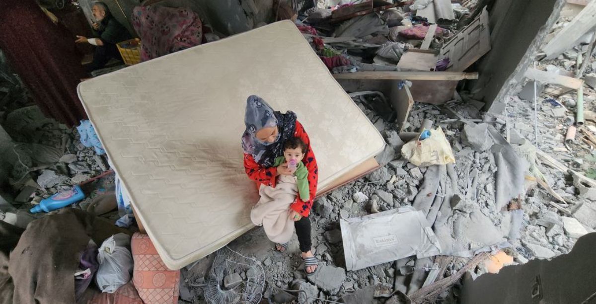 Unfpa PalestinaMedia Clinic Uma mãe com seu recém-nascido nos escombros de sua casa bombardeada em Khan Younis. (arquivo)