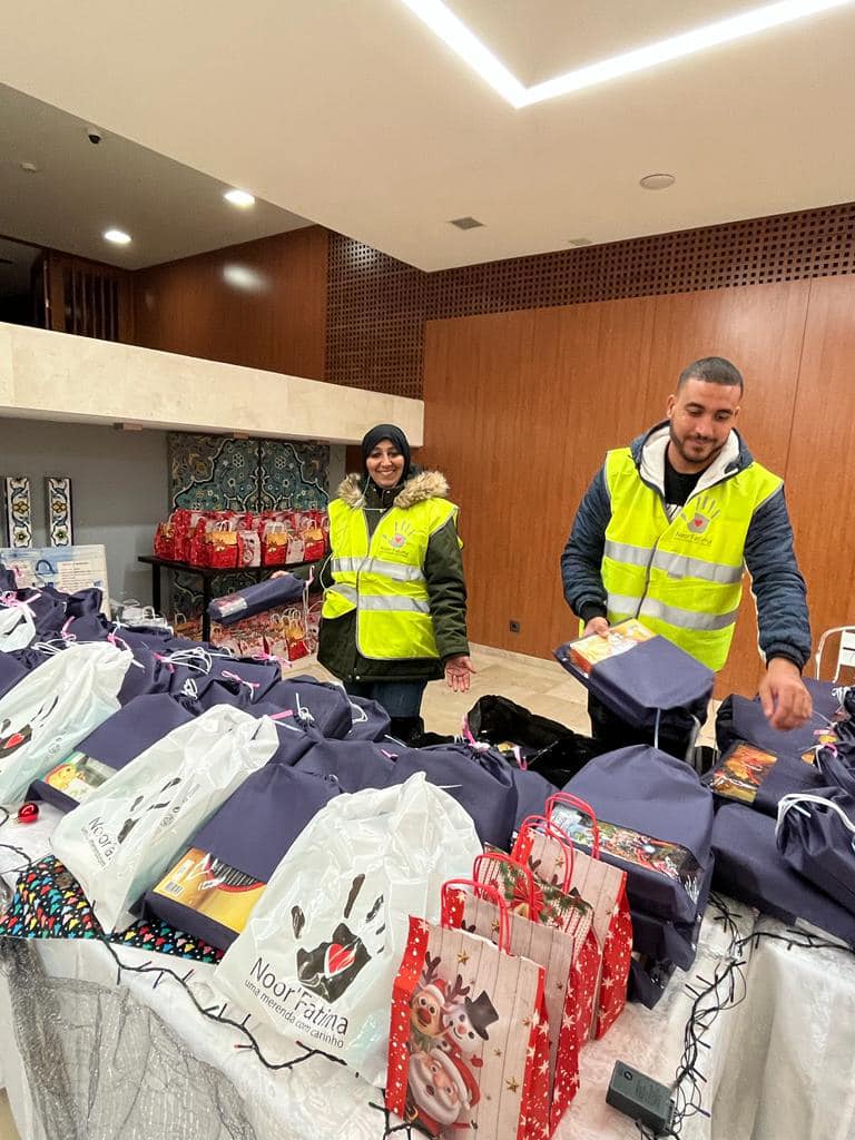 Voluntarios da Noor'Fatima entregam presentes noNatal 2023. Foto DR