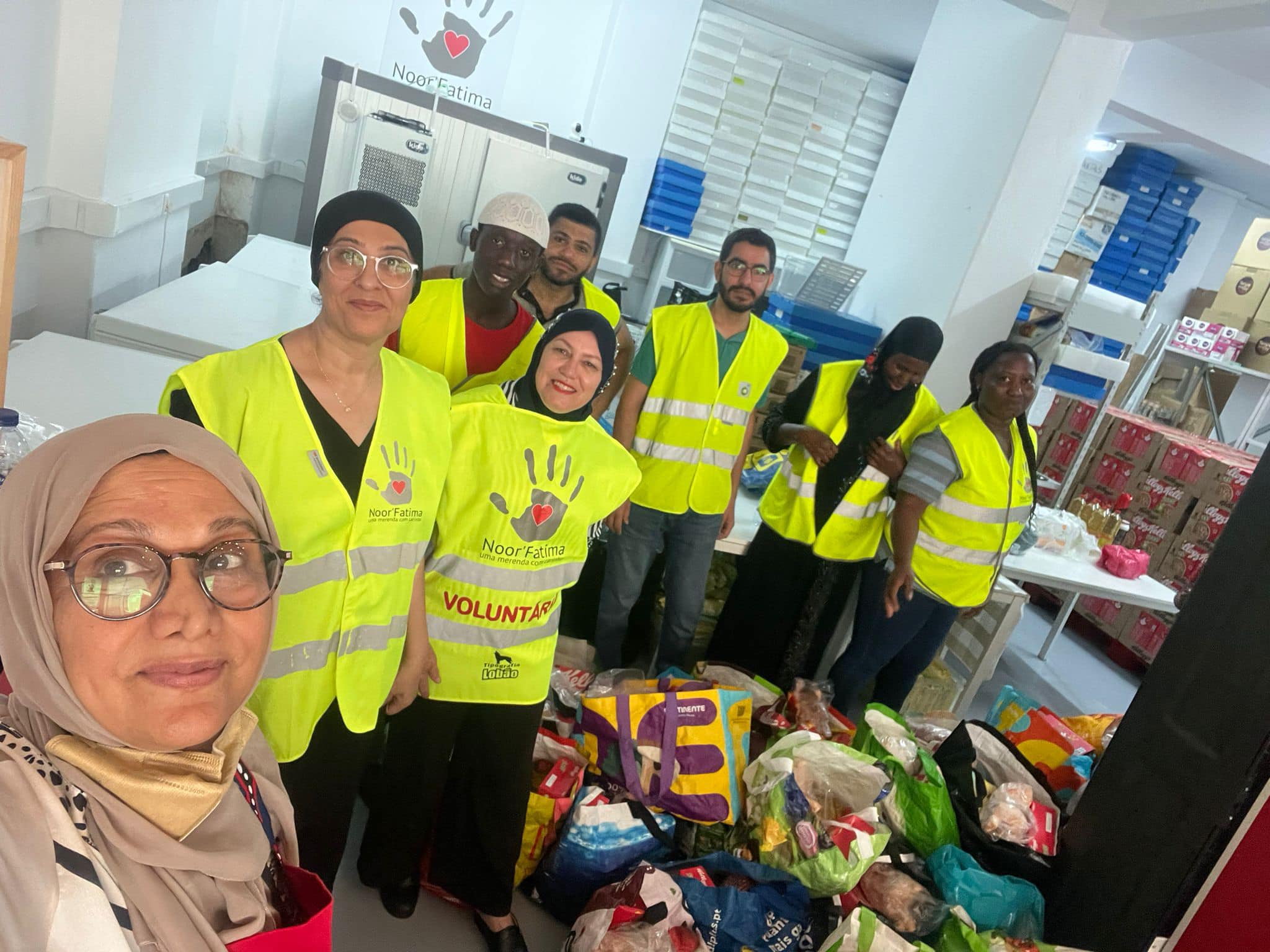 Voluntários da associação Noor Fatima preparam cabazes para as famílias. Foto DR