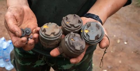 Uso de minas terrestres triplicou em Myanmar, denuncia HRW minas antipessoais plantadas pelos militares de Mianmar e removidas durante operações de desminagem perto do município de Pekon, em 11 de julho de 2023. © 2023 STR/AFP via Getty Images