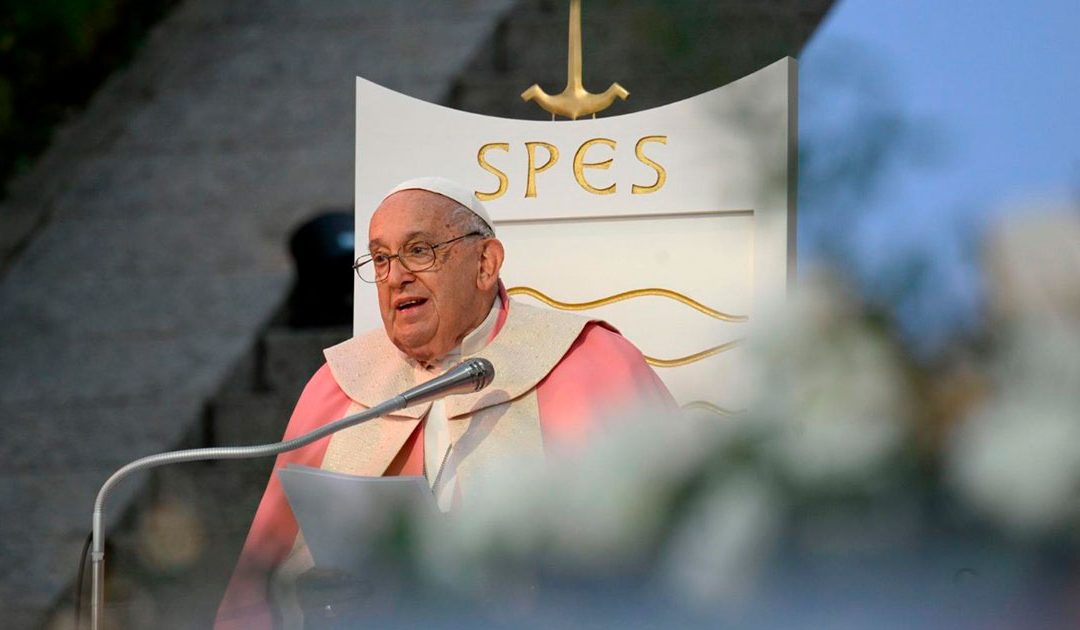 Papa encerra viagem com alerta contra «ânsia do consumismo», às portas do Natal