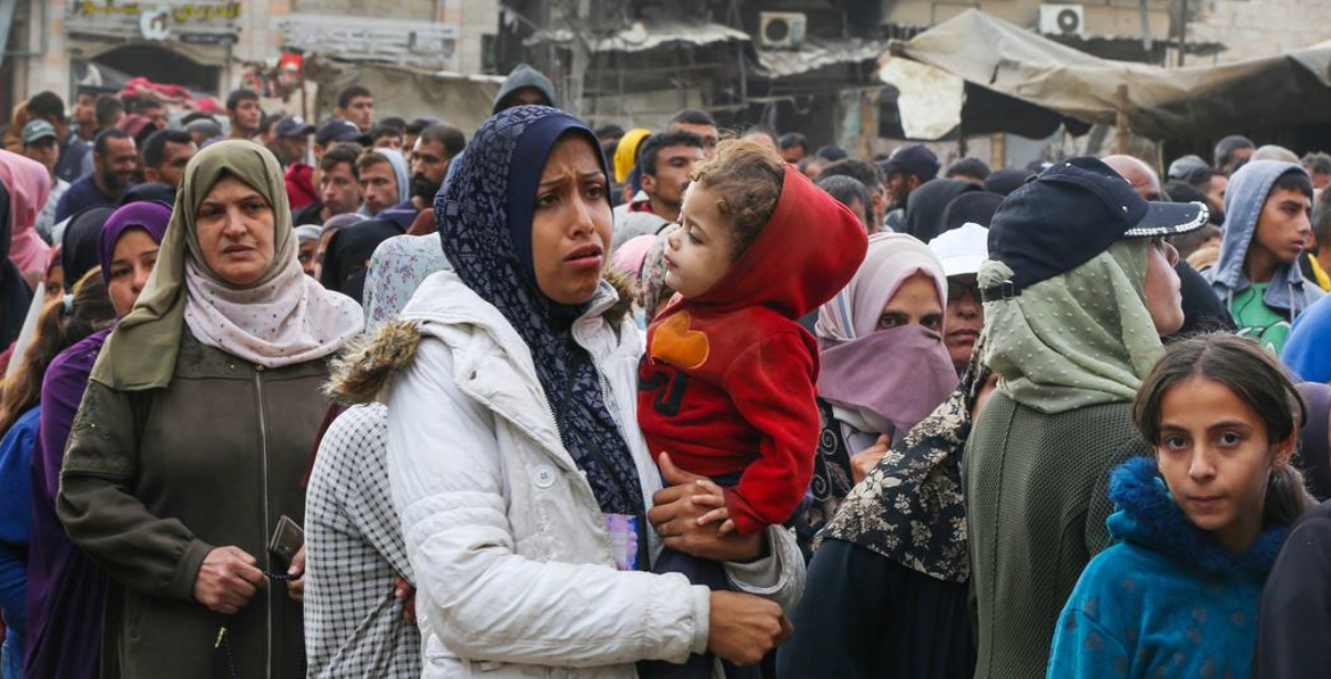 © UNRWAAshraf Amra Mulheres e crianças fazem fila para comprar pão em uma padaria em Khan Younis, na Faixa de Gaza