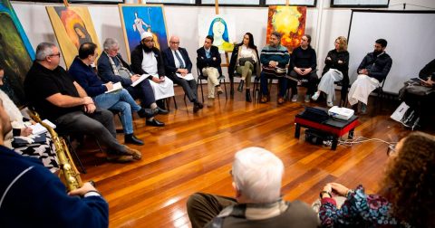A “disponibilidade desarmada” para contrariar polarizações Debate entre representantes de diferentes religiões na Amadora. Foto © Câmara Municipal da Amadora