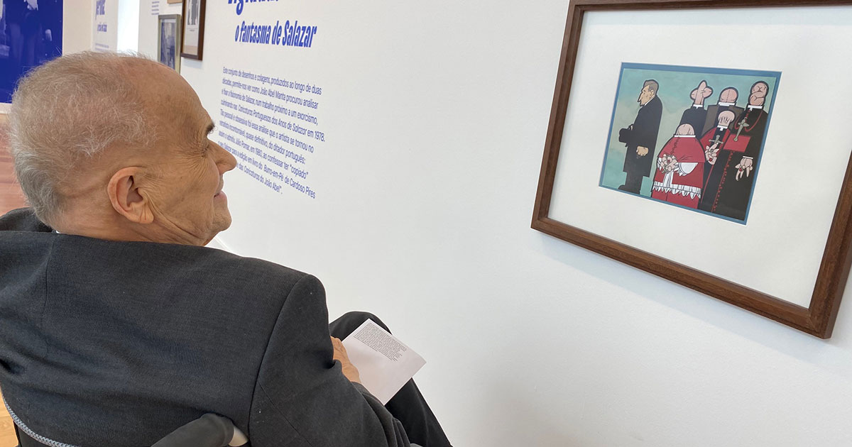 Numa visita à exposição Livre, de João Abel Manta, deliciado a ver um dos desenhos da série Salazar, ilustrando as relações entre o Estado Novo e a Igreja Católica em Portugal (junho de 2024). Foto © José Pedro Castanheira.