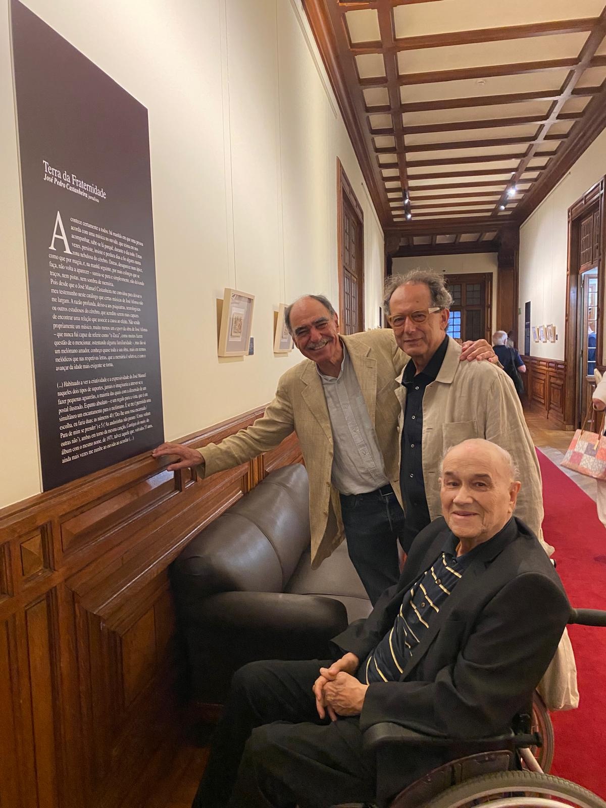 Visita à exposição Terra da Fraternidade: 54 recados para José Afonso, da autoria de José Manuel Castanheira, na Assembleia da República (setembro de 2024)