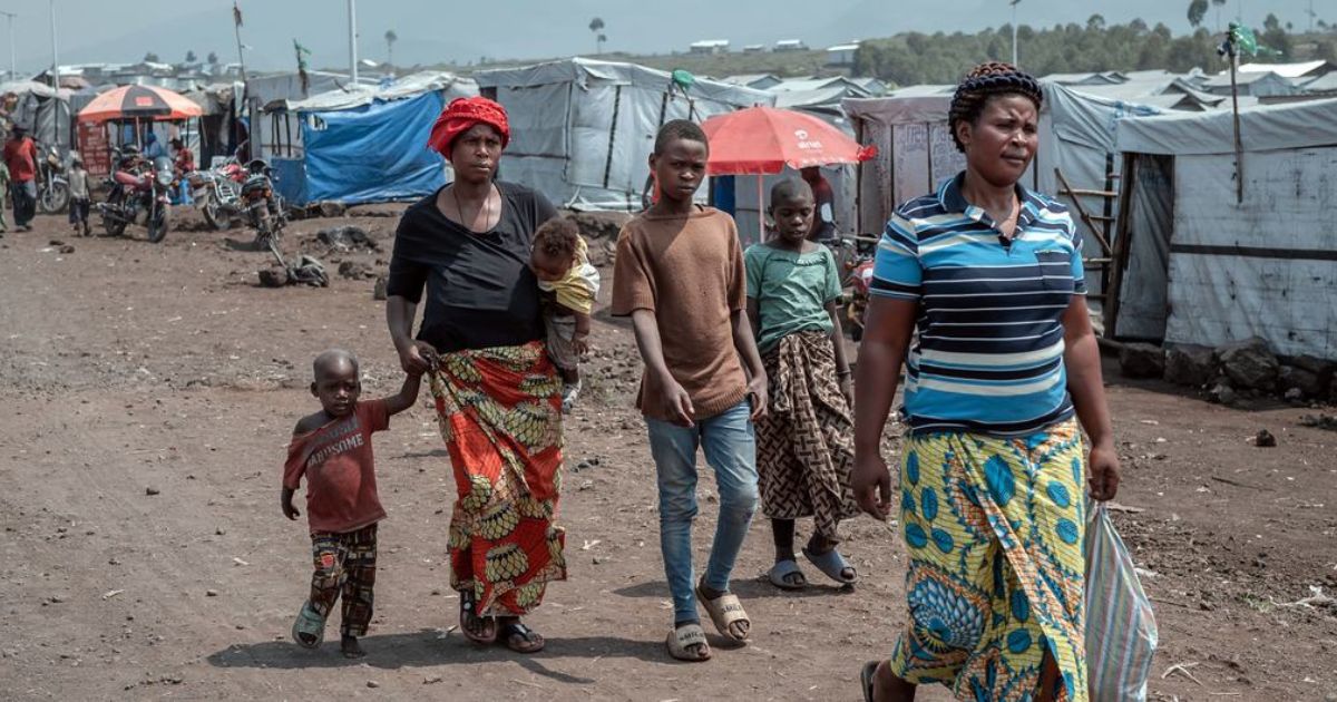 AcnurGuerchom Ndebo Pessoas caminham por um campo para deslocados perto de Goma, no leste da República Democrática do Congo AcnurGuerchom Ndebo Pessoas caminham por um campo para deslocados perto de Goma, no leste da República Democrática do Congo