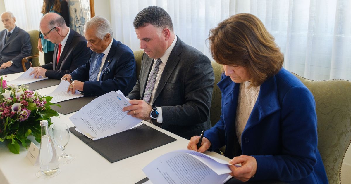 Assinatura de protocolo para a reabilitação da capela de Nossa Senhora da Aflição. Foto DR