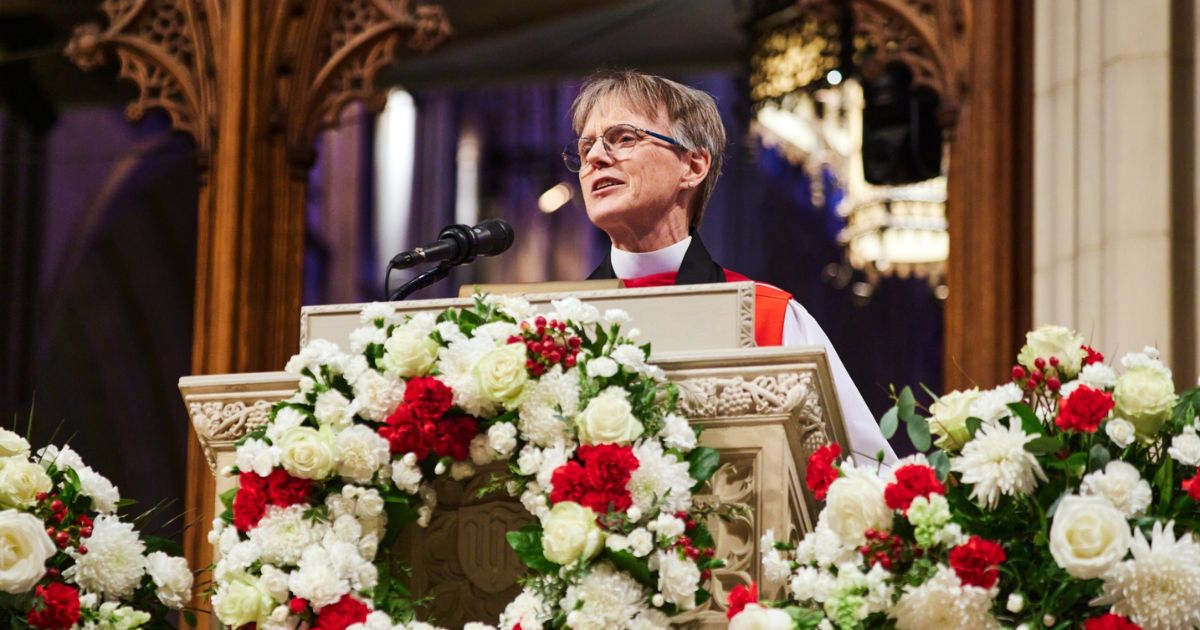 Bispa Mariann Budde fala na catedral nacional de Washington. Foto Catedral Nacional de Washington