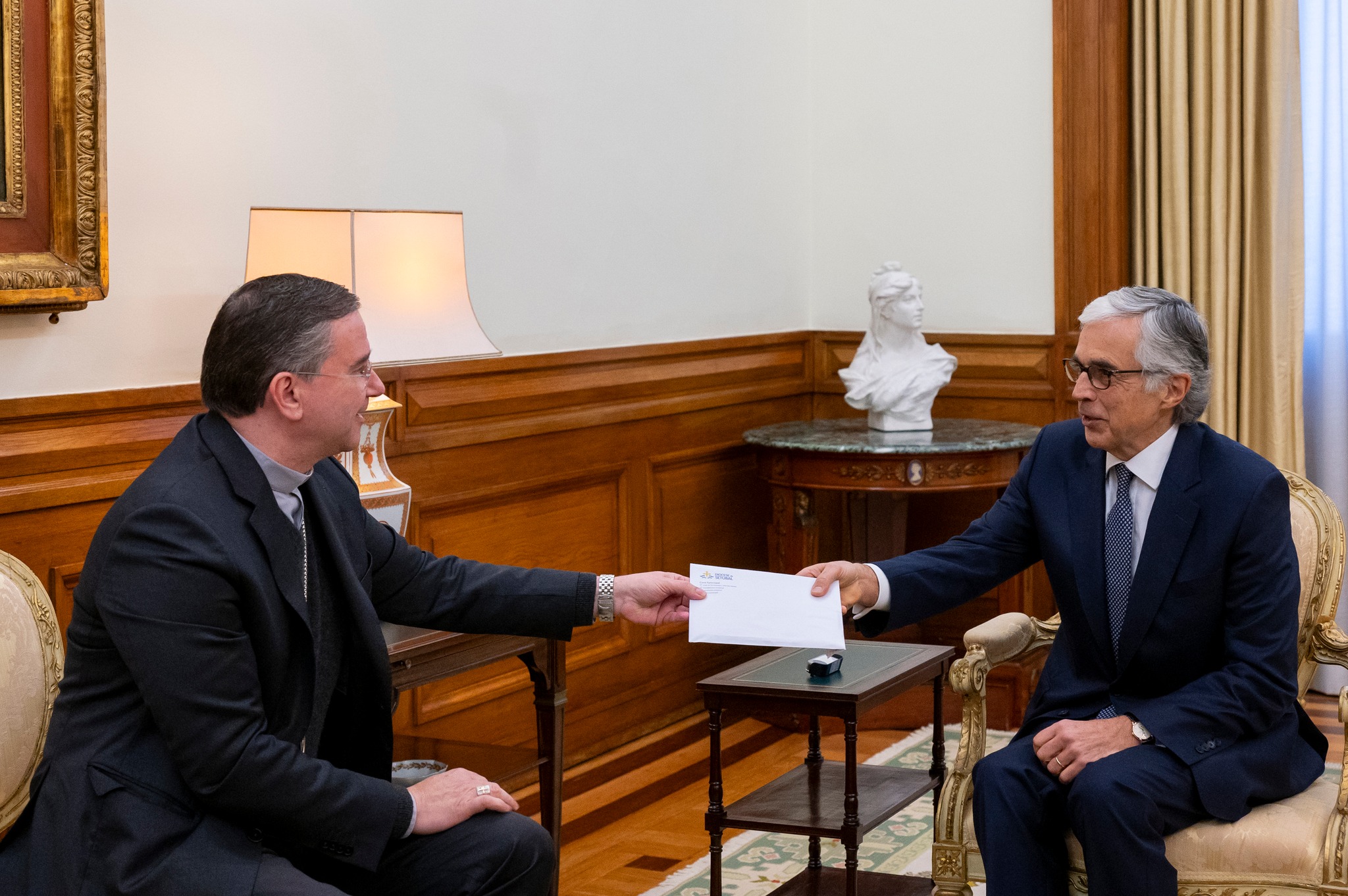 Cardeal Américo Aguiar entrega carta com pedido de amnistia, 6 janeiro 2025. Foto Assembleia da República