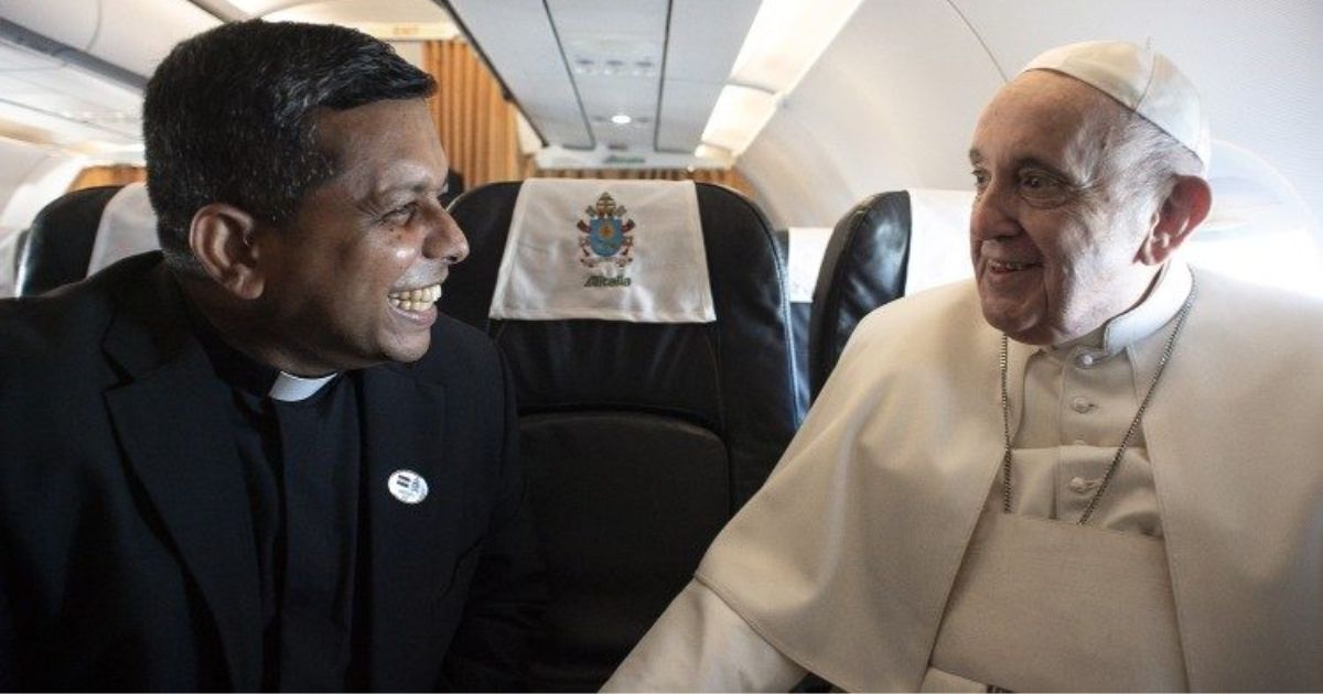 Cardeal George Koovakad com Papa Francisco a bordo do avião papal. Foto Vatican Media