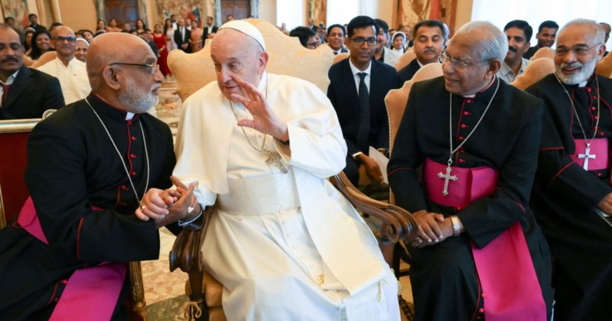 O Papa Francisco aperta a mão do arcebispo-mor indiano Raphael Thattil, de Ernakulam-Angamaly, durante um encontro com bispos, padres e fiéis leigos da Igreja Católica Siro-Malabar no Vaticano, em 13 de maio de 2024. Vatican Media O Papa Francisco aperta a mão do arcebispo-mor indiano Raphael Thattil, de Ernakulam-Angamaly, durante um encontro com bispos, padres e fiéis leigos da Igreja Católica Siro-Malabar no Vaticano, em 13 de maio de 2024. Vatican Media