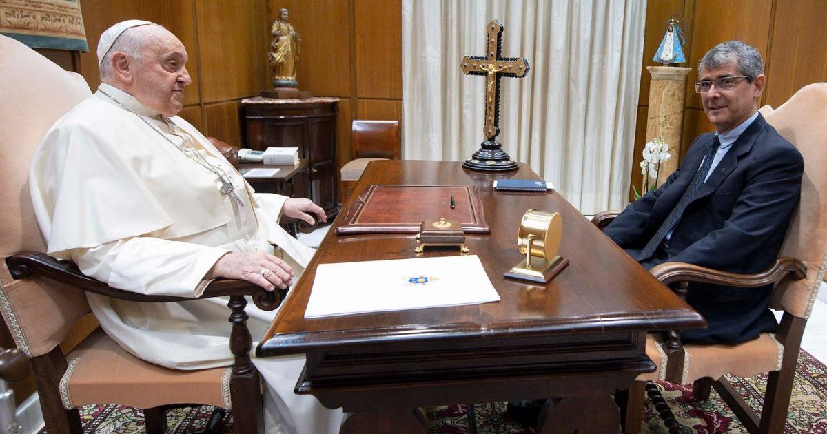 Papa Francisco com o superior geral do Sodalício, José David Correa, setembro 2024