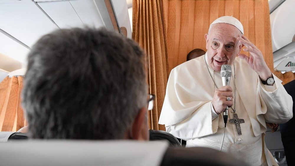 Papa Francisco no voo de regresso da Eslováquia, em setembro de 2021. Foto Vatican Media