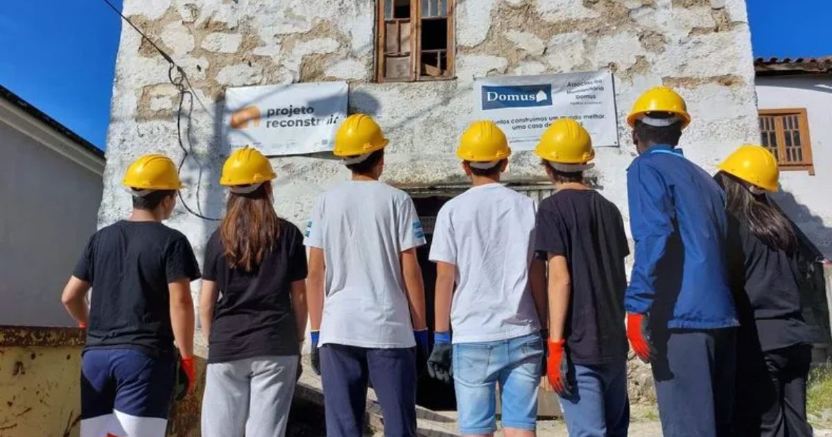 Projeto Reconstruir, em Tadim, Braga, junta voluntários e refugiados na construção de casas. Foto DR