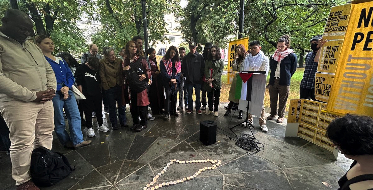 Save al-M Vigília Inter-religiosa em Nova Iorque pela família Kissiya de Al Makhrour e todos os palestinianos que enfrentam a colonização das suas terras. Foto do Twitter de Sunita Viswanath.