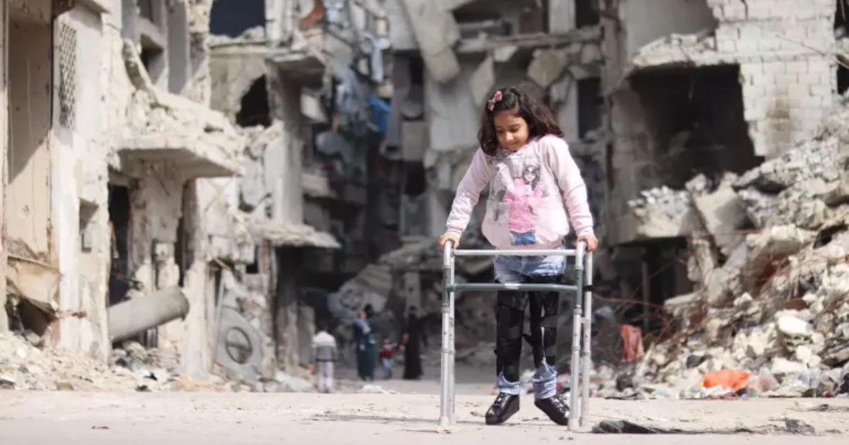 UNICEF/UNI275343/Al-Issa FOTO DE ARQUIVO: Rama, de oito anos, usa um andador para atravessar seu bairro no leste de Aleppo, na Síria,