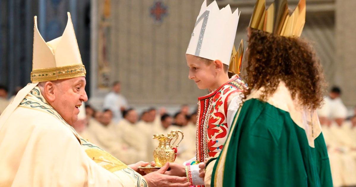 O Papa Francisco recebeu, como tradição, um grupo de crianças vestidas de Reis Magos na missa do Dia Mundial da Paz. Foto © Vatican Media