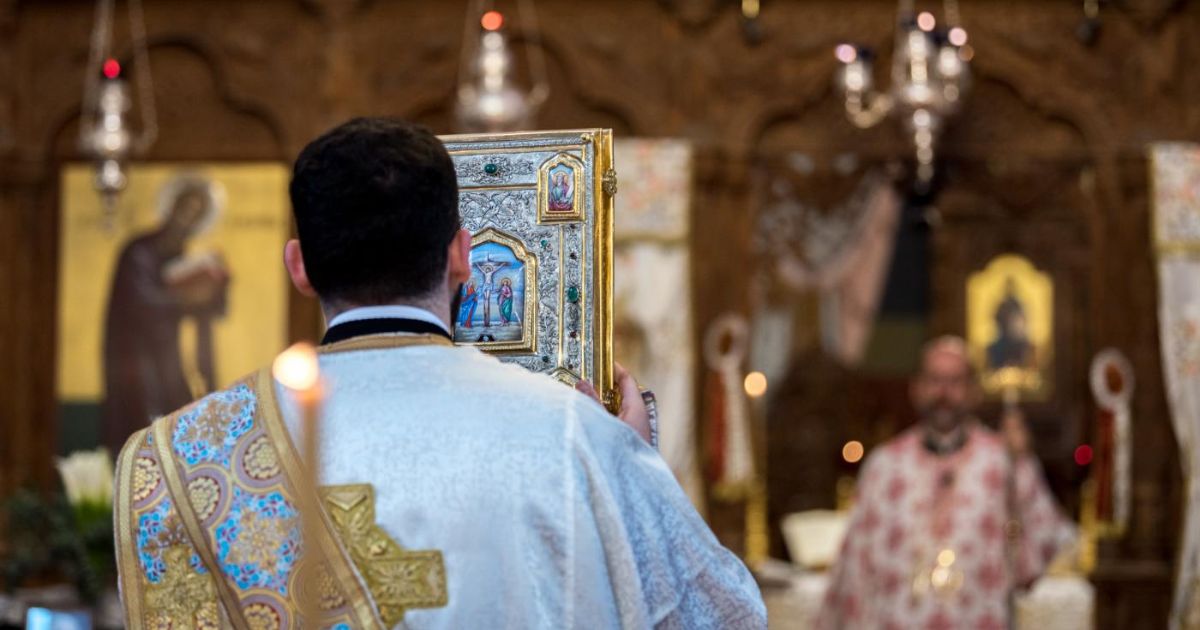 culto de domingo na Catedral Metropolitana de São Jorge, em Paralimni, Chipre, em 15 de maio. Ambos são participantes de uma Consulta Pré-Assembleia Inter-Ortodoxa para a 11ª Assembleia do Conselho Mundial de Igrejas. Foto: Albin Hillert/CMI