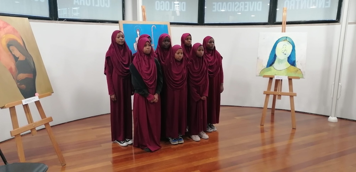 Exposição "Viver no Tempo Natalício – Memórias, Identidades e Vivências na Diversidade", na Amadora. Coro feminino da comunidade muçulmana da Amadora atuou na exposição em vésperas de Natal. Foto © Joaquim Franco