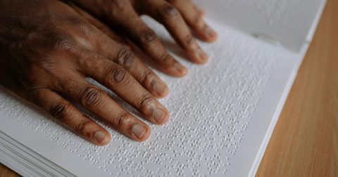 Leitura em braille. Foto © Yan Krukau | Pexels