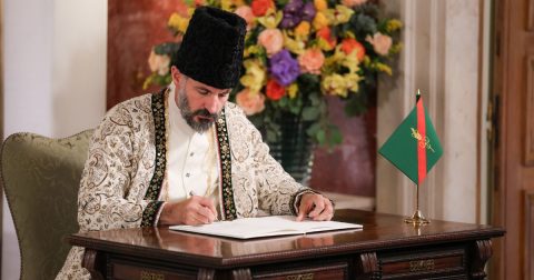 Aga Khan V durante a cerimónia de entronização. Foto Akbar Hakim IPL (1)
